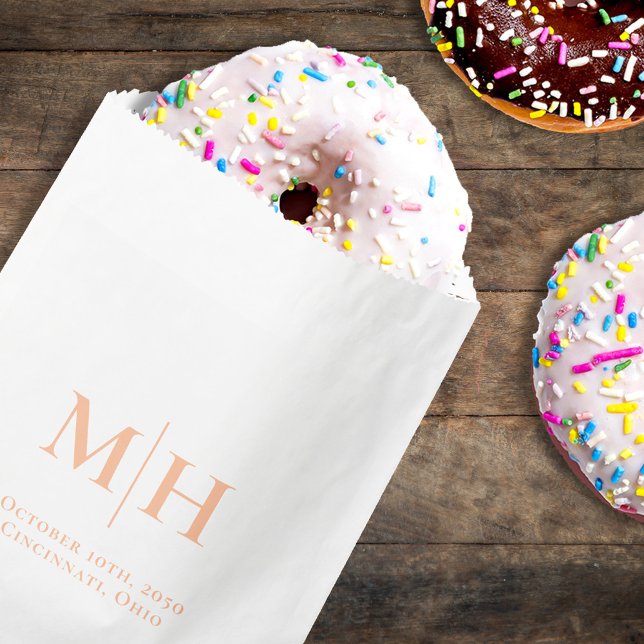 Sachets En Papier Élégant Mariage de pêche Monogramme personnalisé (Wedding monogram simple paper party bag.)