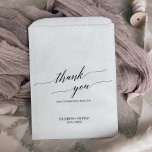 Sachets En Papier Élégant Merci de calligraphie noire Mariage<br><div class="desc">Ces élégantes calligraphies noires remercient les sacs de faveur de mariage sont parfaits pour un mariage simple. Le design neutre présente un sac de faveur minimaliste décoré de typographie romantique et fantaisiste. Personnalisez les sacs à gâteaux avec un message de remerciement, vos noms et la date. Ces sacs peuvent être...</div>