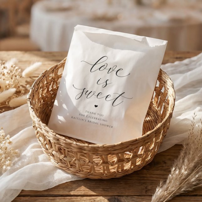 Sachets En Papier Fête de Mariée L'amour est Doux Élégant Cœur (Wedding favor bags - love is sweet - elegant calligraphy script with heart.)