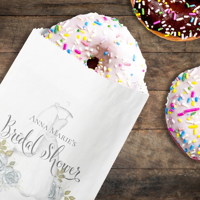 Sachets En Papier Fête des mariées Dusty Blue Floral Mariage robe (Classic wedding bridal shower favor bag with stylish calligraphy script. )