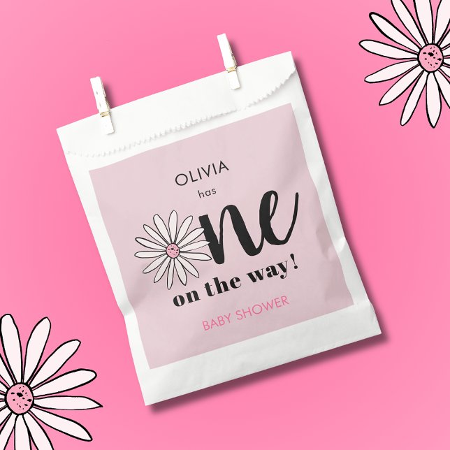 Sachets En Papier Filles modernes Baby shower Daisy Floral (Modern pink floral daisy baby shower favor bags. 'One on the Way' floral daisy design.)