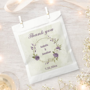 Sachets En Papier fleurs blanches mauves verdure mariage