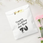 Sachets En Papier Fournitures personnalisées 70th Birthday Party Fav<br><div class="desc">Personnaliser 70e Anniversaire Favor Bags,  noir sur la colline thème Fête Favor Containers ou Bag de Traitements,  Décor de fête sur mesure. Créez votre propre touche personnelle en éditant les Modèles de texte pour un Customisé,  rassemblez l'homme ou la femme d'anniversaire.</div>