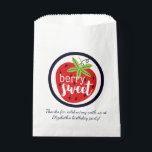 Sachets En Papier Fraise Berry Sweet Birthday Baby Girl Kids<br><div class="desc">Douce comme une fraise juteuse et moelleuse ! Style contemporain rouge, vert et noir et vif pour une fête d'anniversaire fruitée et amusante. ・ Coordonnez-le ! Parcourez la collection d'anniversaire de fraises sucrées pour trouver des produits assortis, y compris des invitations, du papier d'emballage, du décor de fête et plus...</div>