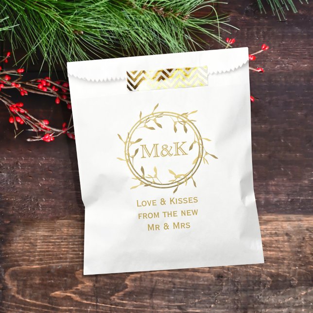 Sachets En Papier Gold Mistletoe Wreath Winter Wedding Favor Bag (A festive gold mistletoe wreath with space for your initials and a short thank you message)