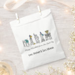 Sachets En Papier Hanoukka heureuse de New York City NYC Chanukah<br><div class="desc">Design présente une illustration originale de New York "habillé" pour la saison des fêtes. Personnalisez-vous simplement pour un cadeau de vacances amusant ou une faveur de fête. Cette conception est également disponible sur d'autres produits. Des modèles de coordination sont également disponibles. Ne vois-tu pas ce que tu cherches ? Contactez...</div>