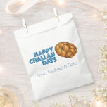 Sachets En Papier Joyeuses fêtes de Challah Hanoukka Chanukah<br><div class="desc">La conception de sac Favor présente une illustration originale d'une miche de pain d'allah tressé, avec HAPPY CHALLAH DAYS dans une police bleue. Personnalisez simplement vos informations. Cette conception est également disponible sur d'autres produits. Des modèles de coordination sont également disponibles. Ne vois-tu pas ce que tu cherches ? Vous...</div>