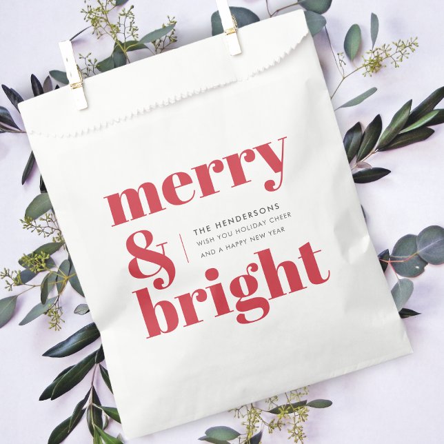 Sachets En Papier Joyeux et lumineux | Moderne Noël Rouge brillant (Modern retro Merry & Bright favor bag by Guava – fun, festive, and fully customizable!)