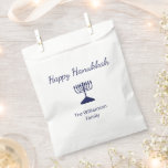 Sachets En Papier Joyeux Hanoukka Blue Menorah Holiday<br><div class="desc">Happy Hanoukka Holiday jeu de faveur sac,  avec une simple menorah bleue et la conception de typographie script. Avec des lettres personnalisables en blanc,  vous pouvez ajouter votre propre texte. Une façon festive de célébrer avec des amis et des proches.</div>