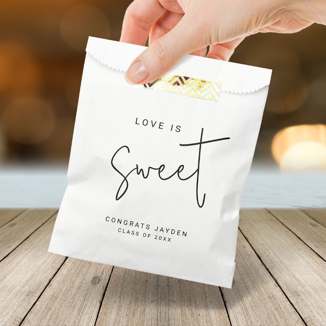 Sachets En Papier L'amour du script moderne est doux Graduation (Modern Script Love is Sweet Graduation Favor Bag)