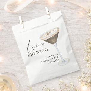 Sachets En Papier L'amour est en train de préparer un Martini Espres
