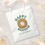 Sachets En Papier Latkes Happy Hanoukka Chanukah Jours fériés juifs<br><div class="desc">Design présente une illustration originale d'une délicieuse crêpe de pommes de terre au latke surmontée de crème aigre, un aliment de base de la cuisine de vacances juive. Idéal pour les cadeaux Hanoukka. Personnalisez simplement vos informations ! Ce design de latkes est également disponible sur d'autres produits. De nombreux autres...</div>