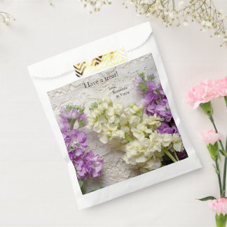 Sachets En Papier Lilas frais sur dentelle ancienne