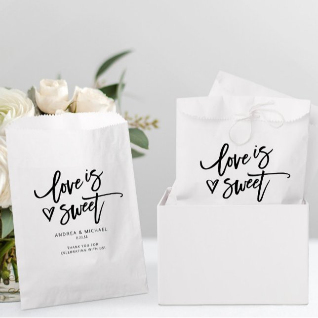 Sachets En Papier Love is Sweet Modern Fun Mariage Coeur écriture (Love is Sweet Wedding Candy Favor Bags)