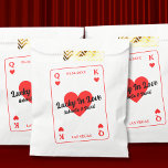 Sachets En Papier Lucky In Love Hearts Jouer Carte Couples Douche<br><div class="desc">Ajoutez une touche d'élégance à votre douche de mariée à thème Las Vegas avec nos sacs de faveur "Lucky In Love" personnalisés ! Conçus avec le charme de jouer aux cartes et ornés de symboles coeur King et Queen en rouge vif, blanc et noir, ces sacs sont l'accent parfait à...</div>
