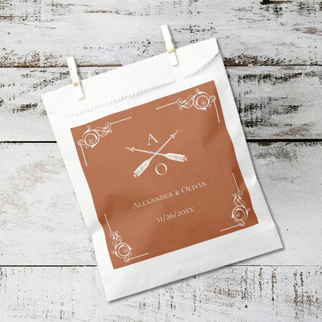 Sachets En Papier Mariage de monogramme et flèches orange brûlées (Burnt Orange Monogram and Arrows Wedding Favor Bags)