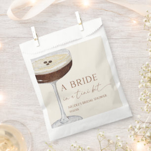Sachets En Papier Mariée Dans Un Tini Bit Expresso Martini Enterreme