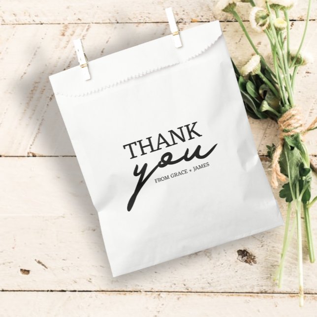 Sachets En Papier Merci de typographie simple Mariage personnalisé (Simple Typography Thank You Personalized Wedding Favor Bags from Ricaso. Modern black and white text)