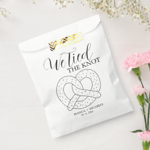 Sachets En Papier Moderne Nous avons attaché le noeud bretzel mariag