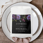 Sachets En Papier Moody Gothic Purple Floral Mariage<br><div class="desc">Elégants sacs de faveur de mariage fleuris avec une bordure supérieure de fleurs violettes et bordeaux avec des feuilles verts luxuriants et des baies sombres. Personnalisez les sacs de faveur de mariage fleuri violet avec vos noms et date mariage. Conçu pour coordonner avec notre collection Moody Gothic Floral mariage.</div>