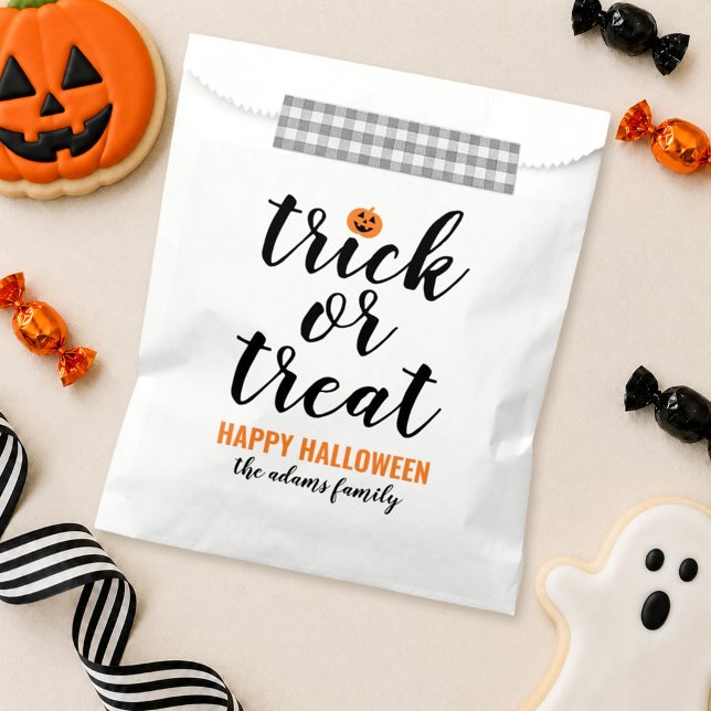 Sachets En Papier Nom de famille de script moderne blanc Trick or Tr (Créateur téléchargé)