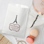 Sachets En Papier Paris Romance Tour Eiffel Fête des mariées<br><div class="desc">Remplissez ces mignonettes sacs de faveur avec douceurs et merci à vos invités de douche nuptiale dans le style chic parisien. Les sacs comportent une illustration de la Tour Eiffel avec le nom,  le type d'événement et la date de l'invité d'honneur sur un élément d'insigne rose et noir.</div>