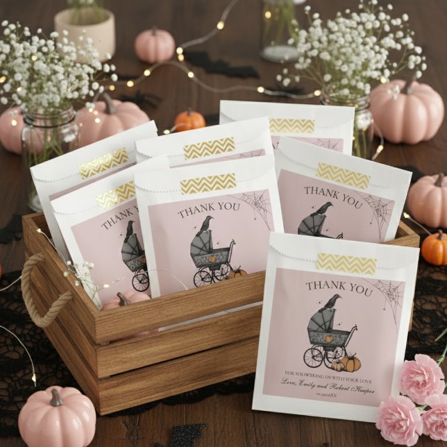 Sachets En Papier Remerciement pour Baby Shower de Landau Rose Gothi (Pink Gothic Halloween Baby Shower Favor Bag. Cute Spooky Vintage Baby Carriage, Pumpkins, Black Crow)