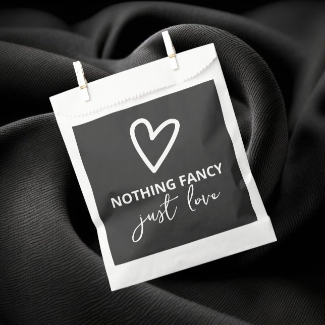 Sachets En Papier Rien de fantaisie Juste Amour Motif Mariage (Nothing Fancy Just Love Heart Pattern Wedding Favor Bags from Ricaso. Dark grey & white)