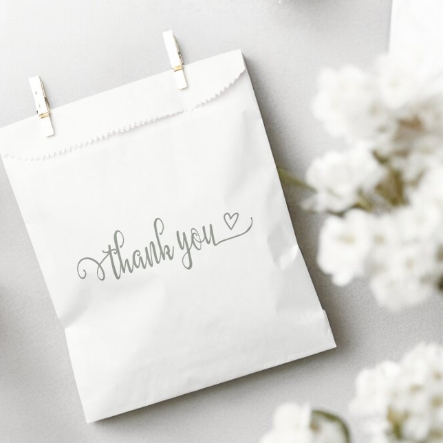 Sachets En Papier Rien De fantaisiste Juste Amour Merci (Nothing Fancy Just Love Thank You Favor Bags from Ricaso. Sage green typography and love heart)