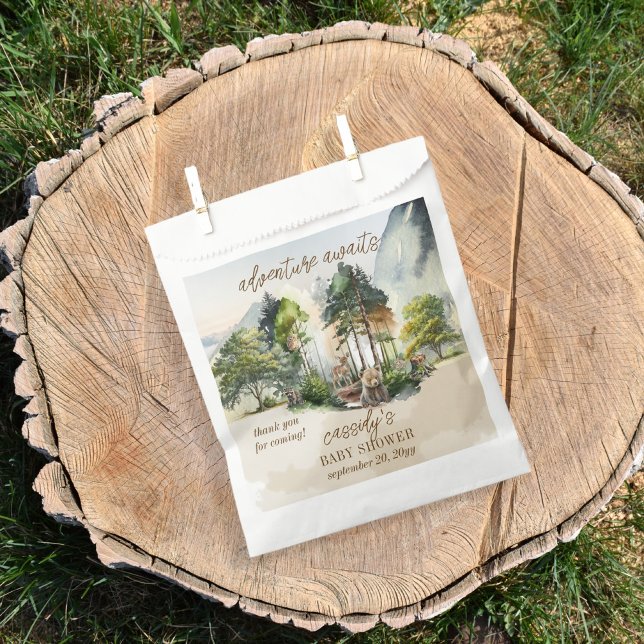 Sachets En Papier Rustic Woodland Adventure Attend Boy Baby shower ("adventure awaits" with this rustic woodland bear and forest animals boy baby shower design.)
