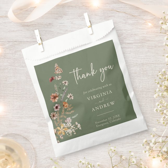 Sachets En Papier Sac de faveur de mariage floral vert (Boho Sage Green Floral Wedding Favor Bag with Butterfly by Painted Paperie
)