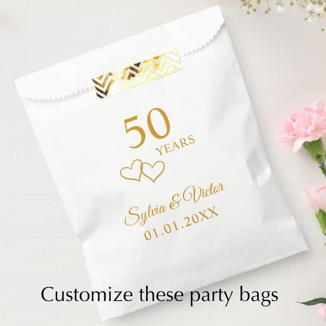 Sachets En Papier Simple élégante fête du 50e anniversaire personnal (Add couple’s names and date for a personalized elegant gold heart 50th anniversary party favor bag)