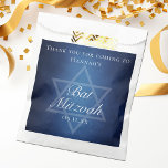 Sachets En Papier Star bleue moderne de David Fête Bat mitzvah offic<br><div class="desc">De belles nuances profondes de bleu foncé créent une texture comme de l'eau sur ces sacs préférés de fête de Bat mitzvah. Élégant script blanc minimaliste avec le nom de votre fille sur la subtile étoile de David pour une célébration juive.</div>