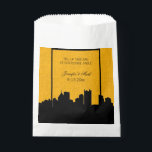 Sachets En Papier Table de cookies Mariage de Pittsburgh noir et or<br><div class="desc">Ces élégants sacs de faveur de mariage en noir et or sont dotés d'un arrière - plan motif texturé en or, et d'une ligne d'horizon graphique noire de la ville de Pittsburgh. Le sac dit "Remplissez ce sac à notre table de biscuits" afin que vous puissiez partager votre tradition de...</div>
