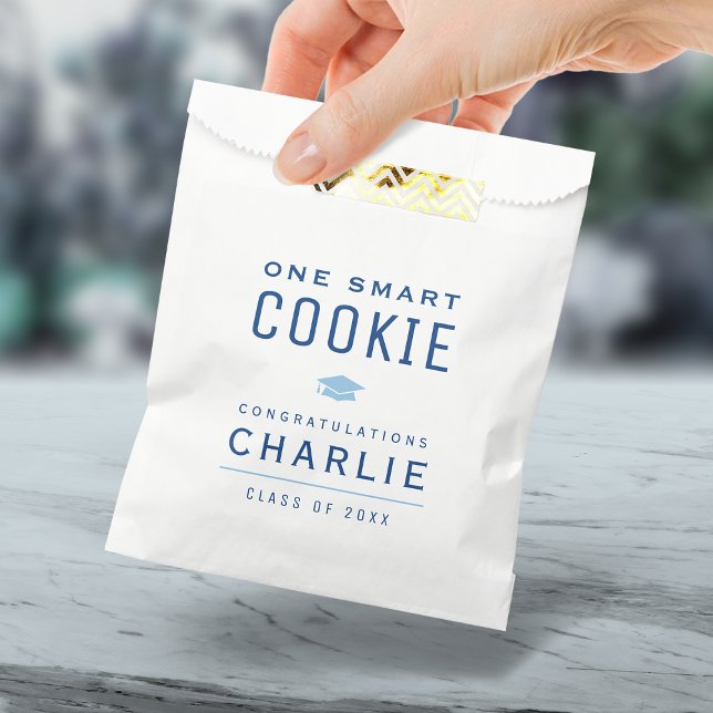 Sachets En Papier Typographie Bleue Un Smart Cookie Graduation (Blue Typography One Smart Cookie Graduation Favor Bag)