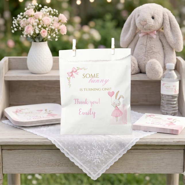 Sachets En Papier Un Lapin Qui Fait Un An Fille 1er Anniversaire Arc (Bunny 1st Birthday Favor Bags. Some Bunny is Turning One floral treat bags for party gifts.)