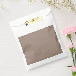 Sachets En Papier un mur marron avec une horloge