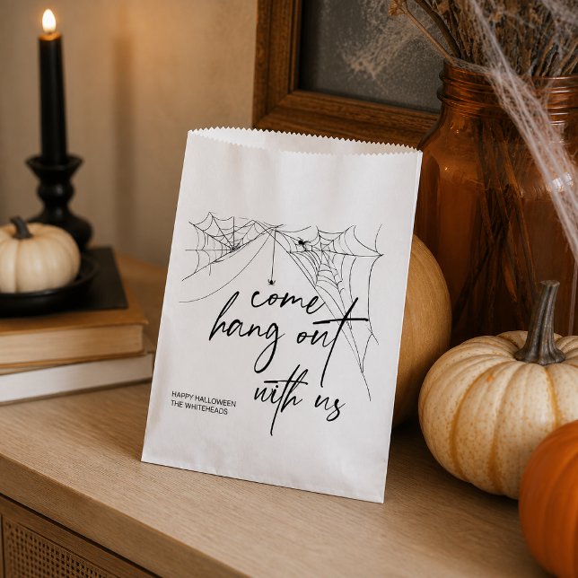 Sachets En Papier Venez traîner avec nous Araignée Halloween (Invite everyone to join the fun with this stylish “Come Hang With Us” Halloween favor bag. )