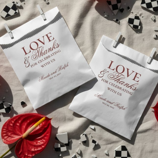 Sachets En Papier Vieux argent moderne Bold Red Love et Merci Mariag (Send guests home with gratitude and style using this Old Money Bold Red Wedding Favor Bag!)