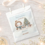 Sachets En Papier Vintage Snowman Blue Christmas Boy Baby shower<br><div class="desc">Joli garçon de Noël baby shower des sacs de faveur avec un bonhomme de neige adorable,  sapin de Noël avec des cadeaux et de la neige en bleu,  avec des vibes vintages. Personnaliser facilement le texte - Kate Eden Art</div>