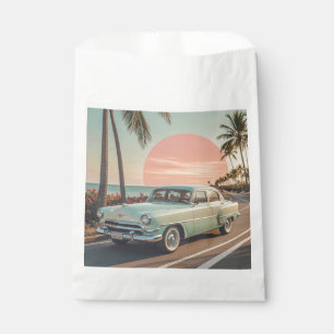 Sachets En Papier Voiture ancienne de style rétro sur une route côti