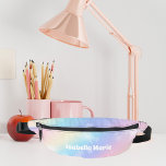 Sacs Banane Joli Pastel Rainbow Sparkle Personnalisé<br><div class="desc">Customisez ce joli pack de mamie moelleuse arc-en-ciel pastel présente votre nom dans une écriture blanche mignonne. Ce design magique a un motif rose et violet girly et de belles éclats de lumière.</div>