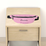 Sacs Banane monogramme de nom rose<br><div class="desc">Arrière - plan rose clair,  texte noir et or. Personnalisez et ajoutez votre prénom,  vos initiales monographiques et votre nom complet.</div>