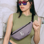 Sacs Banane Nom élégant unique et typographie de monogramme vi<br><div class="desc">Un pack de fanny personnalisé avec une élégante représentation stylisée de votre nom et monogramme avec sérifs classiques et une typographie de script plus ornée dans une harmonie équilibrée et symétrique. Les trois éléments se fondent dans une harmonie sophistiquée et créent votre propre logo de marque personnelle. Montré ici avec...</div>