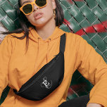 Sacs Banane Nom et monogramme de calligraphie noire élégant<br><div class="desc">Un design de pack fanny personnalisé avec une élégante représentation stylisée de votre nom et monogramme avec sérifs classiques et un script de calligraphie plus orné dans une harmonie équilibrée et symétrique. Les trois éléments se fondent dans une harmonie sophistiquée et créent votre propre logo de marque personnelle. Montré ici...</div>