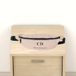 Sacs Banane Nom initial du monogramme beige<br><div class="desc">Arrière - plan beige,  texte noir. Personnalisez et ajoutez vos initiales monographiques et votre nom complet.</div>