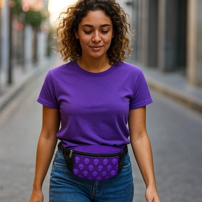 Sacs Banane Riñonera Alien Morada – Para pasear en paz (Una joven mujer con estilo casual y relajado pasea tranquilamente por una calle urbana.)