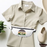 Sacs Banane Voyage sur route de Green Forest Mountain<br><div class="desc">Customisez votre sac à dos pour un voyage dans la nature cet été ou cet automne. Personnalisez avec votre nom de famille sous la forêt verte d'arbres et le coucher de soleil de montagne foncé pour un séjour cool pour votre groupe extérieur.</div>