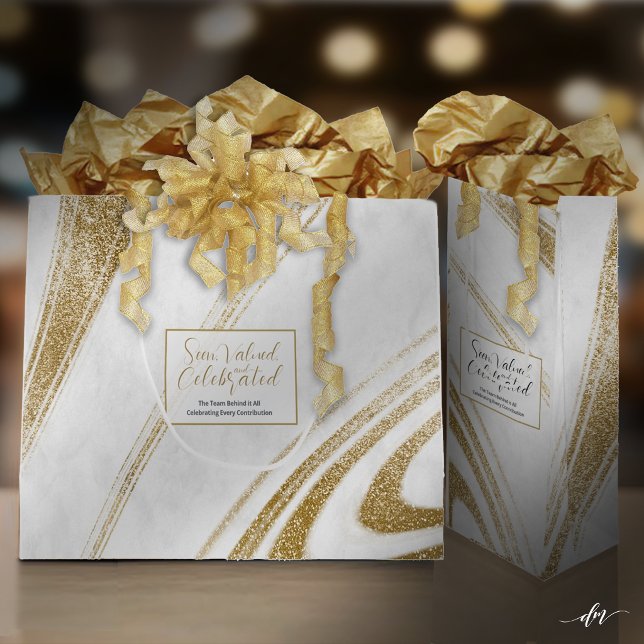 Sacs Cadeaux de l'événement Marbre Doré (Elegant gift bags styled with tissue and ribbon for a premium presentation.)