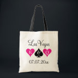 Sacs fourre-tout à mariage de thème de Las Vegas<br><div class="desc">Sac fourre-tout personnalisé à mariage de thème de Las Vegas avec des costumes de carte de jeu. Rose et coeurs au néon et pelle noire. Sac fourre-tout à mariage de tisonnier d'as de pique avec le roi et la reine des coeurs. Lettre de monogramme de Personalizable pour des jeunes mariés....</div>